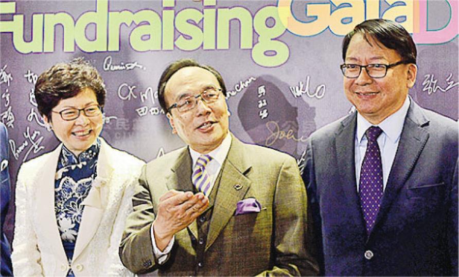 候任特首林鄭月娥(左)昨日先後出席新民黨及公民黨黨慶,候任特首辦主任陳國基(右)陪同。林太現身公民黨黨慶時,該黨主席梁家傑(中)等上前合照。(馮凱鍵攝) 候任特首林鄭月娥(左)昨日先後出席新民黨及公民黨黨慶,候任特首辦主任陳國基(右)陪同。林太現身公民黨黨慶時,該黨主席梁家傑(中)等上前合照。(馮凱鍵攝)