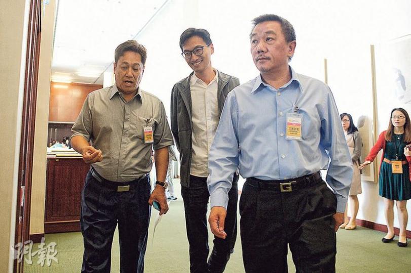 圖前排左起為厦村鄉鄉委會主席鄧勵東、立法會議員朱凱廸、錦田鄉事委員會主席鄧賀年。(鍾林枝攝) 圖前排左起為厦村鄉鄉委會主席鄧勵東、立法會議員朱凱廸、錦田鄉事委員會主席鄧賀年。(鍾林枝攝)