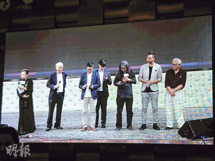 噚晚公民黨晚宴最特別嘅獻唱環節,莫過於公民黨陳淑莊(左起)、佔中發起人朱耀明同陳健民、中大學生會前會長張秀賢、社民連梁國雄、「七警案」主角之一曾健超同埋資深傳媒人程翔嘅合唱,Tanya講笑話,呢班合唱者都係「坐過(監)」或者「會坐」嘅人。(梁智康攝)公民黨主席梁家傑(圖)噚晚喺黨慶晚宴著金黃色衫大跳日本潮流「PPAP」舞,生動舞步引嚟全場掌聲。(梁智康攝) 噚晚公民黨晚宴最特別嘅獻唱環節,莫過於公民黨陳淑莊(左起)、佔中發起人朱耀明同陳健民、中大學生會前會長張秀賢、社民連梁國雄、「七警案」主角之一曾健超同埋資深傳媒人程翔嘅合唱,Tanya講笑話,呢班合唱者都係「坐過(監)」或者「會坐」嘅人。(梁智康攝)公民黨主席梁家傑(圖)噚晚喺黨慶晚宴著金黃色衫大跳日本潮流「PPAP」舞,生動舞步引嚟全場掌聲。(梁智康攝)