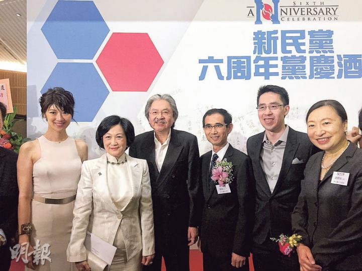 新民黨黨慶,該黨立法會議員容海恩(左一)set晒頭盛裝出席,新民黨主席葉劉淑儀(左二)同前財政司長曾俊華(左三)經歷特首選舉後,噚日繼續有講有笑,而甚少出席政界活動嘅新地執行董事郭基煇(右二)噚日都喺酒會滿場飛。(何曉勤攝) 新民黨黨慶,該黨立法會議員容海恩(左一)set晒頭盛裝出席,新民黨主席葉劉淑儀(左二)同前財政司長曾俊華(左三)經歷特首選舉後,噚日繼續有講有笑,而甚少出席政界活動嘅新地執行董事郭基煇(右二)噚日都喺酒會滿場飛。(何曉勤攝)