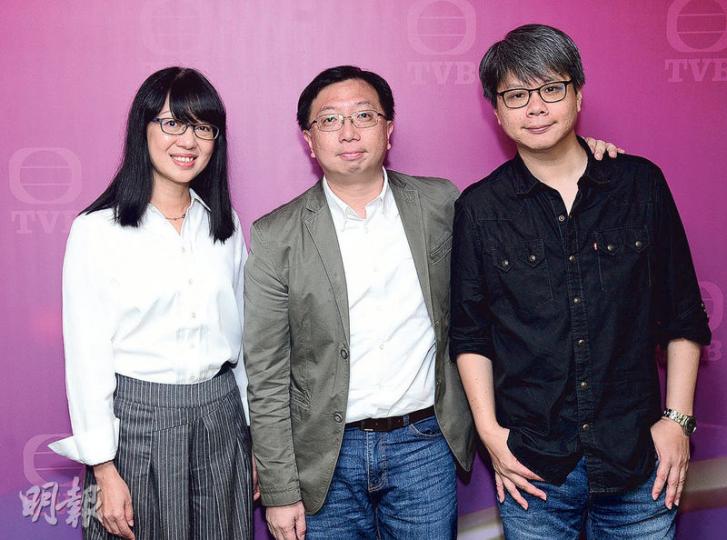 《不懂撒嬌的女人》監製關樹明(中)、編審劉小群(左)與朱鏡祺(右)接受訪問說劇集背後的故事。(攝影﹕梁迺楠) 《不懂撒嬌的女人》監製關樹明(中)、編審劉小群(左)與朱鏡祺(右)接受訪問說劇集背後的故事。(攝影﹕梁迺楠)