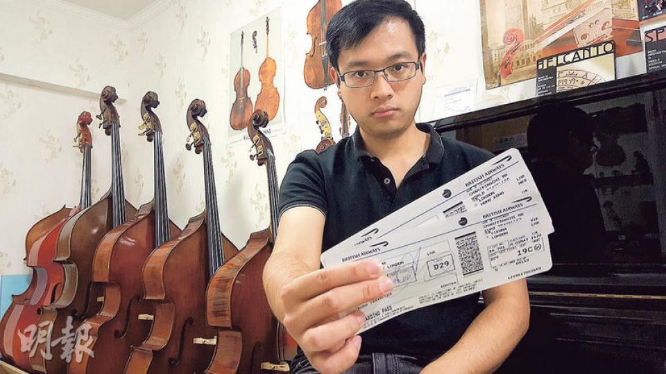 低音大提琴導師陳秉智,帶同逾百年歷史的低音大提琴前往維也納修繕,修妥後月初乘英航回程,抵港後發現琴盒嚴重損壞,回家更發現琴頭出現裂紋。他指出,為適應這西方古琴,兩年前於奧地利購入以來不停苦練,以為在維也納保養修理及調校最佳發音效果後,日後會有更佳表演,如今琴頭裂開,過去努力白費,只能用後備琴表演,令他連日失眠。(阮秀君攝) 低音大提琴導師陳秉智,帶同逾百年歷史的低音大提琴前往維也納修繕,修妥後月初乘英航回程,抵港後發現琴盒嚴重損壞,回家更發現琴頭出現裂紋。他指出,為適應這西方古琴,兩年前於奧地利購入以來不停苦練,以為在維也納保養修理及調校最佳發音效果後,日後會有更佳表演,如今琴頭裂開,過去努力白費,只能用後備琴表演,令他連日失眠。(阮秀君攝)