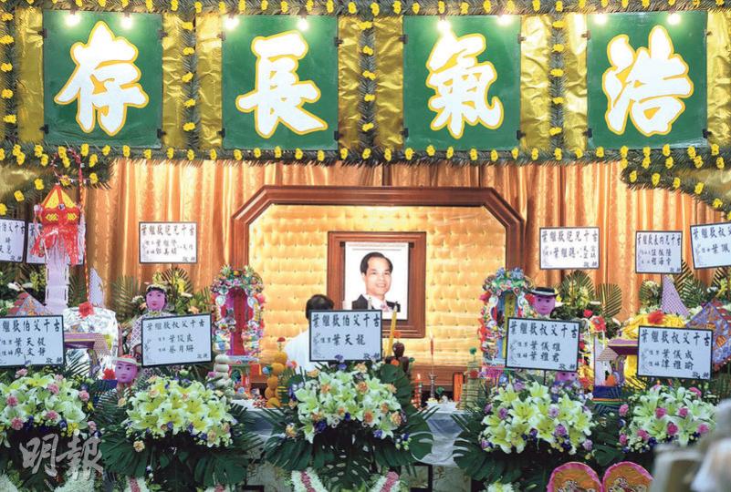 上月19日病逝的「賊王」葉繼歡昨晚在紅磡世界殯儀館設靈,靈堂橫匾為「浩氣長存」。(劉焌陶攝)靈堂出入口有多名穿黑衣的紋身漢擔任「知賓」招待弔唁者。靈堂前擺有一間寫有「葉繼歡大廈」的紙紮大屋。(劉焌陶攝) 上月19日病逝的「賊王」葉繼歡昨晚在紅磡世界殯儀館設靈,靈堂橫匾為「浩氣長存」。(劉焌陶攝)靈堂出入口有多名穿黑衣的紋身漢擔任「知賓」招待弔唁者。靈堂前擺有一間寫有「葉繼歡大廈」的紙紮大屋。(劉焌陶攝)