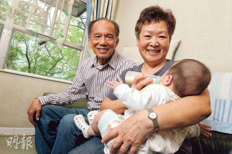現年70歲的張先生(左)十分支持太太(右)做寄養家長的決定,以往未退休仍工作時,每天下班就會抱抱寄養兒童,第一個兒童離家時更曾不捨落淚。現時他成為「跟得丈夫」,每天協助太太照顧嬰兒。(劉焌陶攝) 現年70歲的張先生(左)十分支持太太(右)做寄養家長的決定,以往未退休仍工作時,每天下班就會抱抱寄養兒童,第一個兒童離家時更曾不捨落淚。現時他成為「跟得丈夫」,每天協助太太照顧嬰兒。(劉焌陶攝)