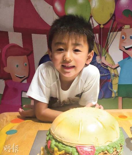 7歲生日的Quintus愈大愈靚仔。(微博圖片)Quintus奮不顧身代哥哥受罰,結果滿面忌廉。(微博圖片)Lucas與Quintus兩兄弟送上朱古力花,栢芝未食已甜入心。(微博圖片) 7歲生日的Quintus愈大愈靚仔。(微博圖片)Quintus奮不顧身代哥哥受罰,結果滿面忌廉。(微博圖片)Lucas與Quintus兩兄弟送上朱古力花,栢芝未食已甜入心。(微博圖片)