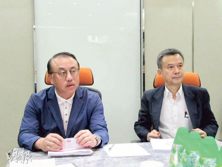 廣州美亞董事長羅漢(左)稱,股東爭議應該透過協商及法律解決。旁為總經理沈亨將。(陳偉燊攝) 廣州美亞董事長羅漢(左)稱,股東爭議應該透過協商及法律解決。旁為總經理沈亨將。(陳偉燊攝)