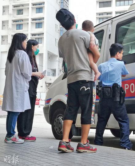男嬰父母事後攜同長子趕至醫院了解,男嬰父親其後隨警員到署助查。(林智傑攝) 男嬰父母事後攜同長子趕至醫院了解,男嬰父親其後隨警員到署助查。(林智傑攝)
