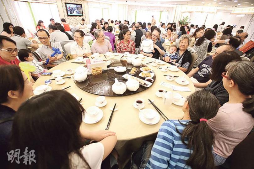 江氏一家十六口昨午於太子一家酒樓飲茶,82歲的江太(手抱男嬰的長者)樂見四代同堂,連番表示「好開心」。來港兩個月、於江家打工的印傭Siti(中間紅衣者)稱自己母親甚為掛念她,但她表示「要掙錢養家,都沒有辦法」,幸好在江家生活愉快,「我當了這裏是另一個家」。(曾憲宗攝) 江氏一家十六口昨午於太子一家酒樓飲茶,82歲的江太(手抱男嬰的長者)樂見四代同堂,連番表示「好開心」。來港兩個月、於江家打工的印傭Siti(中間紅衣者)稱自己母親甚為掛念她,但她表示「要掙錢養家,都沒有辦法」,幸好在江家生活愉快,「我當了這裏是另一個家」。(曾憲宗攝)