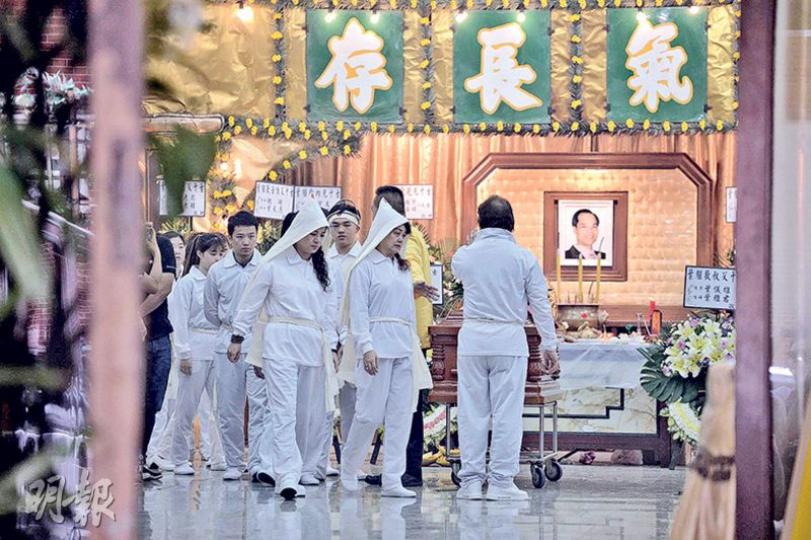 服刑期間癌症病逝的「賊王」葉繼歡,昨午於世界殯儀館出殯,遺體火化。其親友昨日在靈堂最後致祭。(鍾林枝攝) 服刑期間癌症病逝的「賊王」葉繼歡,昨午於世界殯儀館出殯,遺體火化。其親友昨日在靈堂最後致祭。(鍾林枝攝)