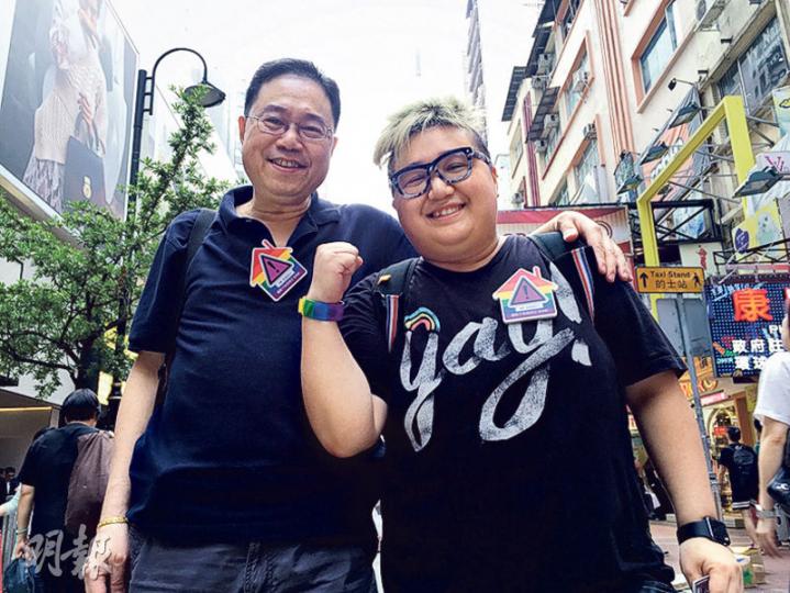 女同志陳驚(右)話如果唔係老竇(左)接納佢,都未必咁勇坦承自己嘅性傾向,佢希望政府可以加快就反性傾向歧視立法,保障性小眾權益。(王丹麟攝) 女同志陳驚(右)話如果唔係老竇(左)接納佢,都未必咁勇坦承自己嘅性傾向,佢希望政府可以加快就反性傾向歧視立法,保障性小眾權益。(王丹麟攝)