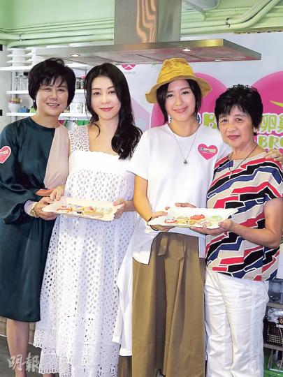 黃婉曼母女(左一、二)及唐寧母女(右一、二)一起整曲奇,享受天倫樂。(攝影/記者:鍾一虹) 黃婉曼母女(左一、二)及唐寧母女(右一、二)一起整曲奇,享受天倫樂。(攝影/記者:鍾一虹)