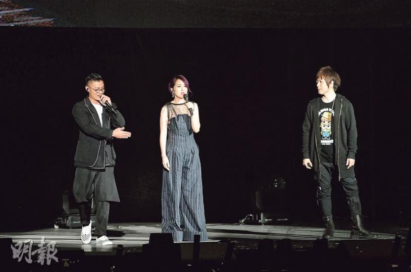 余文樂(左)和楊千嬅(中)前晚擔任五月天香港演唱會嘉賓。(攝影:鍾偉茵) 余文樂(左)和楊千嬅(中)前晚擔任五月天香港演唱會嘉賓。(攝影:鍾偉茵)