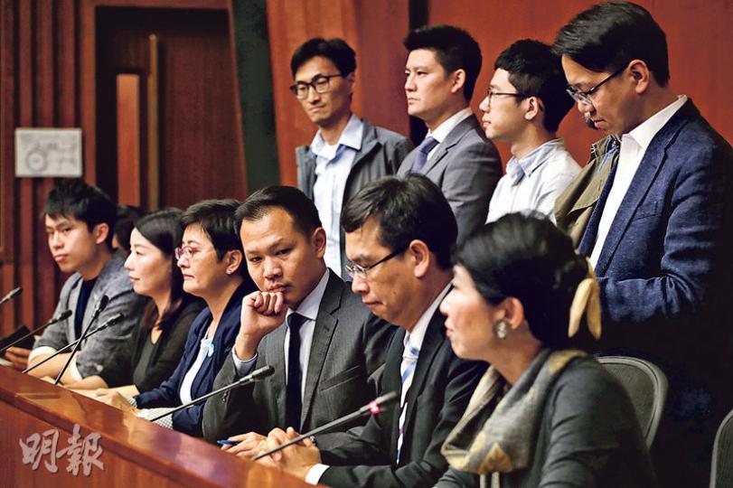 民主派立法會議員昨召開記者會,要求立法會UGL專責委員會副主席周浩鼎退出委員會,並重新開始委員會工作。泛民斥梁振英的行為已經超過特首或行政機關參與立法會事務的界限。(曾憲宗攝) 民主派立法會議員昨召開記者會,要求立法會UGL專責委員會副主席周浩鼎退出委員會,並重新開始委員會工作。泛民斥梁振英的行為已經超過特首或行政機關參與立法會事務的界限。(曾憲宗攝)