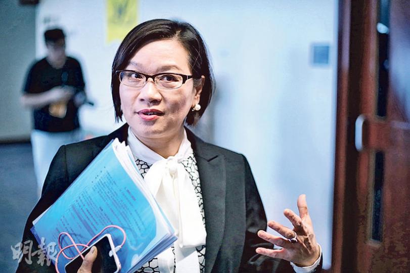 立法會UGL專責委員會成員梁美芬拒絕評論事件,又說特首梁振英並無就委員會事宜接觸過她。(曾憲宗攝)專責委員會主席謝偉俊昨被追問UGL會議詳情,他稱會議明日繼續,故不便透露內容。(曾憲宗攝) 立法會UGL專責委員會成員梁美芬拒絕評論事件,又說特首梁振英並無就委員會事宜接觸過她。(曾憲宗攝)專責委員會主席謝偉俊昨被追問UGL會議詳情,他稱會議明日繼續,故不便透露內容。(曾憲宗攝)
