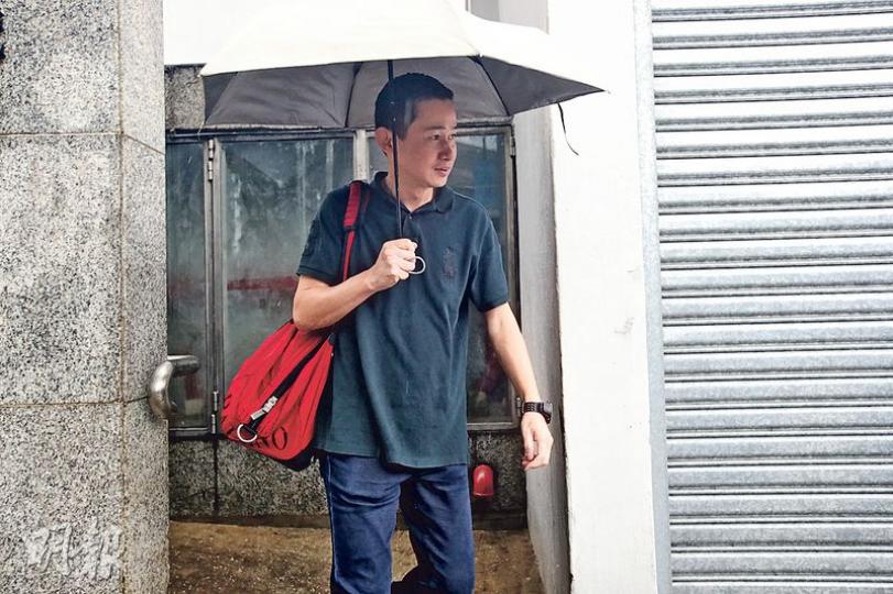拘捕首被告楊子軒的高級警員李耀雄(圖)供稱,當時楊曾向他展示手機,而手機上顯示有兩張案發時的集會相及燃燒雜物相,他遂扣起涉事手機並以非法集結罪拘捕楊。李於庭上承認當時無從得知有關相片是否由楊本人所拍攝。(曾憲宗攝)拘捕次被告羅浩彥的警員戚健輝(前)供稱,他當時留意到羅嘗試繞過警員而行,於是上前截查,並問羅在場的原因,當時羅答稱「睇人掟石同放火」。羅向他主動展示了手機內的相片及影片,戚及後以非法集結罪名拘捕羅。(曾憲宗攝) 拘捕首被告楊子軒的高級警員李耀雄(圖)供稱,當時楊曾向他展示手機,而手機上顯示有兩張案發時的集會相及燃燒雜物相,他遂扣起涉事手機並以非法集結罪拘捕楊。李於庭上承認當時無從得知有關相片是否由楊本人所拍攝。(曾憲宗攝)拘捕次被告羅浩彥的警員戚健輝(前)供稱,他當時留意到羅嘗試繞過警員而行,於是上前截查,並問羅在場的原因,當時羅答稱「睇人掟石同放火」。羅向他主動展示了手機內的相片及影片,戚及後以非法集結罪名拘捕羅。(曾憲宗攝)