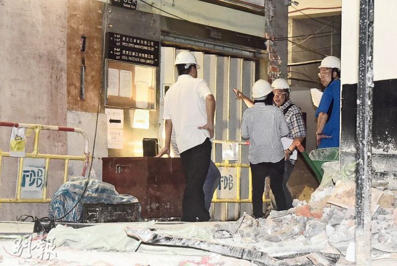 兩名技工昨晨在牛頭角一幢正在翻新的工廈內進行拆卸升降機工程時,疑不慎同墮約3米下機槽位置重傷;事後勞工處及機電署人員到意外現場調查事故原因。(林智傑攝) 兩名技工昨晨在牛頭角一幢正在翻新的工廈內進行拆卸升降機工程時,疑不慎同墮約3米下機槽位置重傷;事後勞工處及機電署人員到意外現場調查事故原因。(林智傑攝)