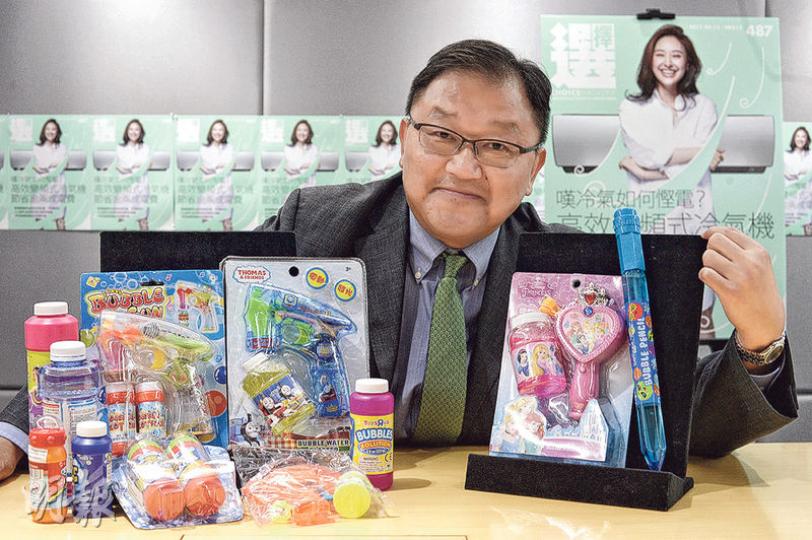 消委會抽驗市面12款肥皂泡玩具,其中兩款,即「Smiggle Bubble Pencil(Bubblegum Scented) 」(右一)及「DISNEY PRINCESS Bubble Water Blaster No.DW80659P(電動)」(右二)被驗出好氧性微生物超標,DISNEY PRINCESS的一款更被驗出含有致病菌「銅綠假單胞菌」。消委會研究及小組主席黃錦輝(圖)提醒,家長應教導孩子玩耍時要注意安全,勿指向他人面部,以防傷及眼睛。(鍾林枝攝) 消委會抽驗市面12款肥皂泡玩具,其中兩款,即「Smiggle Bubble Pencil(Bubblegum Scented) 」(右一)及「DISNEY PRINCESS Bubble Water Blaster No.DW80659P(電動)」(右二)被驗出好氧性微生物超標,DISNEY PRINCESS的一款更被驗出含有致病菌「銅綠假單胞菌」。消委會研究及小組主席黃錦輝(圖)提醒,家長應教導孩子玩耍時要注意安全,勿指向他人面部,以防傷及眼睛。(鍾林枝攝)