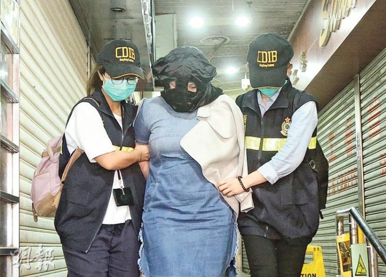 海關緝毒行動中拘捕一名逾期居留的外籍前女傭,在其所攜兩盒食品紙盒內搜出約2公斤可卡因毒品,市值約200萬元。(伍浦鋒攝) 海關緝毒行動中拘捕一名逾期居留的外籍前女傭,在其所攜兩盒食品紙盒內搜出約2公斤可卡因毒品,市值約200萬元。(伍浦鋒攝)