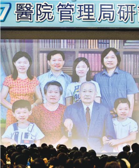 醫管局行政總裁梁栢賢喺醫管局研討大會晒「全家福」,點知8個人全部都係佢,有男有女有老有嫰,引得全場爆笑。(馮凱鍵攝) 醫管局行政總裁梁栢賢喺醫管局研討大會晒「全家福」,點知8個人全部都係佢,有男有女有老有嫰,引得全場爆笑。(馮凱鍵攝)