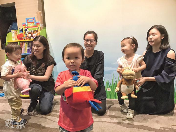 牛津大學出版社的調查發現,62.2%受訪家庭主要由母親負責幼兒的英語教育,歐女士(左四)表示,平日主要由她跟女兒弦弦(左三)說英語,本來每日劃分一些時段做英語活動,但發覺女兒未能提起興趣,你追我逐下相當疲累,故現在會視乎女兒當時的意願,不抗拒才繼續說。(黃津琪攝) 牛津大學出版社的調查發現,62.2%受訪家庭主要由母親負責幼兒的英語教育,歐女士(左四)表示,平日主要由她跟女兒弦弦(左三)說英語,本來每日劃分一些時段做英語活動,但發覺女兒未能提起興趣,你追我逐下相當疲累,故現在會視乎女兒當時的意願,不抗拒才繼續說。(黃津琪攝)