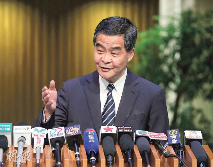 特首梁振英昨早出席行政會議,承認將修改後的立法會調查UGL文件交給民建聯周浩鼎,又指完全不介意資料公開,反指有人違反保密協定泄露閉門會議內容,立法會應該調查。(李紹昌攝)民建聯周浩鼎(左)昨在黨團召集人陳克勤(右)陪同下見記者,陳克勤不時在周的耳邊提點,又主動幫腔代答,指周浩鼎無刻意隱瞞,否則不會將UGL調查文件原原本本交上委員會。(楊柏賢攝) 特首梁振英昨早出席行政會議,承認將修改後的立法會調查UGL文件交給民建聯周浩鼎,又指完全不介意資料公開,反指有人違反保密協定泄露閉門會議內容,立法會應該調查。(李紹昌攝)民建聯周浩鼎(左)昨在黨團召集人陳克勤(右)陪同下見記者,陳克勤不時在周的耳邊提點,又主動幫腔代答,指周浩鼎無刻意隱瞞,否則不會將UGL調查文件原原本本交上委員會。(楊柏賢攝)