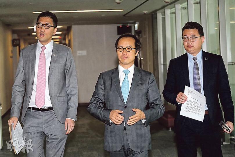 立法會調查UGL事件專責委員會4名泛民委員,包括林卓廷(左起)、梁繼昌及尹兆堅昨聯署去信委員會主席謝偉俊,要求副主席周浩鼎辭職,以及邀請梁振英出席會議公開交代事件。另一委員為楊岳橋。(李紹昌攝) 立法會調查UGL事件專責委員會4名泛民委員,包括林卓廷(左起)、梁繼昌及尹兆堅昨聯署去信委員會主席謝偉俊,要求副主席周浩鼎辭職,以及邀請梁振英出席會議公開交代事件。另一委員為楊岳橋。(李紹昌攝)