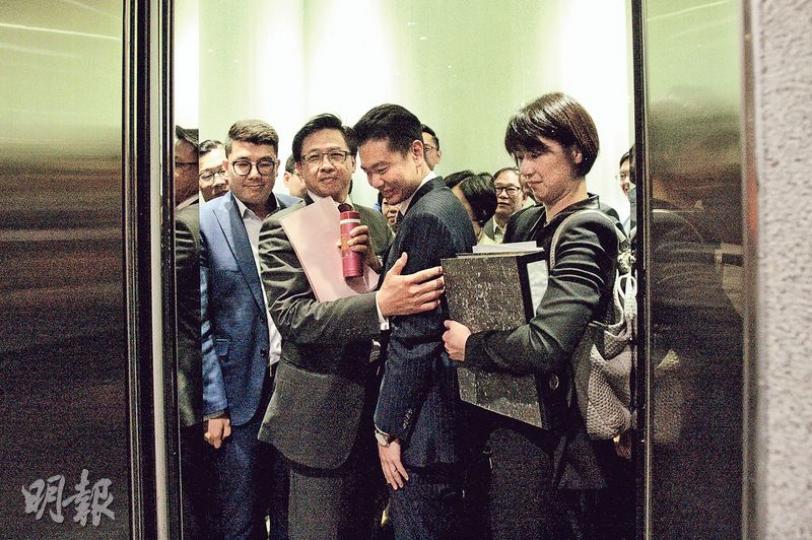 民建聯周浩鼎(前右二)受UGL調查委員會事件影響,昨日立法會散會後,一眾議員搭升降機離開會議廳,剩下周浩鼎與梁國雄未能擠進。梁國雄乘機揶揄周「做咁多壞事」,而周一臉尷尬想離開,於是再擠入升降機內,而委員會成員之一何君堯(前左二)攬一攬周,另一委員會成員容海恩(前右一)就退避三分。(楊柏賢攝)調查委員會成員梁繼昌昨午說有人想以他有利益衝突為由「踢他出局」,不讓他調查梁振英,梁繼昌指這是「轉移視線」策略。(黃振豪攝) 民建聯周浩鼎(前右二)受UGL調查委員會事件影響,昨日立法會散會後,一眾議員搭升降機離開會議廳,剩下周浩鼎與梁國雄未能擠進。梁國雄乘機揶揄周「做咁多壞事」,而周一臉尷尬想離開,於是再擠入升降機內,而委員會成員之一何君堯(前左二)攬一攬周,另一委員會成員容海恩(前右一)就退避三分。(楊柏賢攝)調查委員會成員梁繼昌昨午說有人想以他有利益衝突為由「踢他出局」,不讓他調查梁振英,梁繼昌指這是「轉移視線」策略。(黃振豪攝)