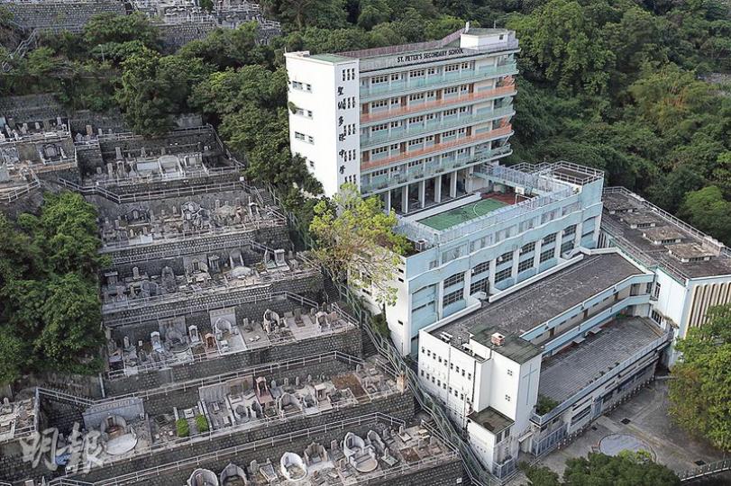 前聖伯多祿中學校舍(後排建築物),可由香港仔大道取道聖伯多祿堂(右面建築物)及前聖伯多祿小學(前排建築物)旁的車路前往,但車路不開放;另一方法是循中學後面的貝璐道「抄小路」前往。(曾憲宗攝)從香港仔大道(圖左車路)通往前聖伯多祿中學校舍,要先經過聖伯多祿堂(圖右建築物),但教區攔着通往該堂的斜路,不開放予公眾車輛。(曾憲宗攝) 前聖伯多祿中學校舍(後排建築物),可由香港仔大道取道聖伯多祿堂(右面建築物)及前聖伯多祿小學(前排建築物)旁的車路前往,但車路不開放;另一方法是循中學後面的貝璐道「抄小路」前往。(曾憲宗攝)從香港仔大道(圖左車路)通往前聖伯多祿中學校舍,要先經過聖伯多祿堂(圖右建築物),但教區攔着通往該堂的斜路,不開放予公眾車輛。(曾憲宗攝)