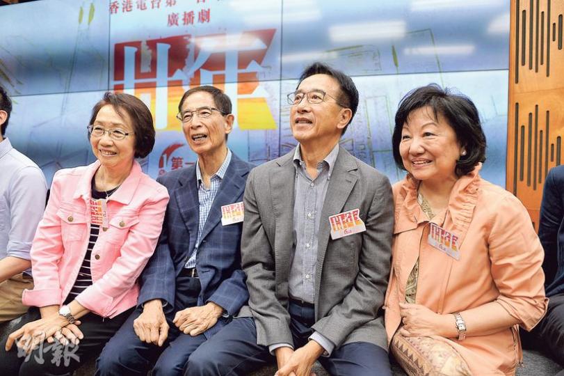 工聯會陳婉嫻(左起)、民主黨李柱銘、自由黨田北俊同民政局前常秘李麗娟,客串聲演港台嘅香港回歸廣播劇《廿年》,佢哋噚日一齊出席錄音環節,表現雀躍。(蘇智鑫攝) 工聯會陳婉嫻(左起)、民主黨李柱銘、自由黨田北俊同民政局前常秘李麗娟,客串聲演港台嘅香港回歸廣播劇《廿年》,佢哋噚日一齊出席錄音環節,表現雀躍。(蘇智鑫攝)