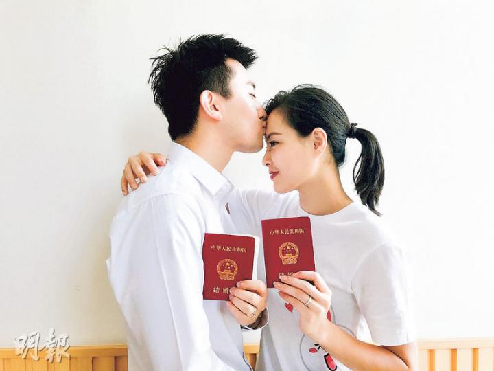 吳敏霞攬着丈夫的肩膀,張效誠則輕吻太太額頭,但兩人的婚戒也同樣搶眼。(微博圖片)吳敏霞與張效誠穿著白色情侶衫展露燦爛笑容,旁人也感受到兩人的幸福。(微博圖片)張效誠在微博曬結婚證,公告跟吳敏霞結婚了!(微博圖片) 吳敏霞攬着丈夫的肩膀,張效誠則輕吻太太額頭,但兩人的婚戒也同樣搶眼。(微博圖片)吳敏霞與張效誠穿著白色情侶衫展露燦爛笑容,旁人也感受到兩人的幸福。(微博圖片)張效誠在微博曬結婚證,公告跟吳敏霞結婚了!(微博圖片)