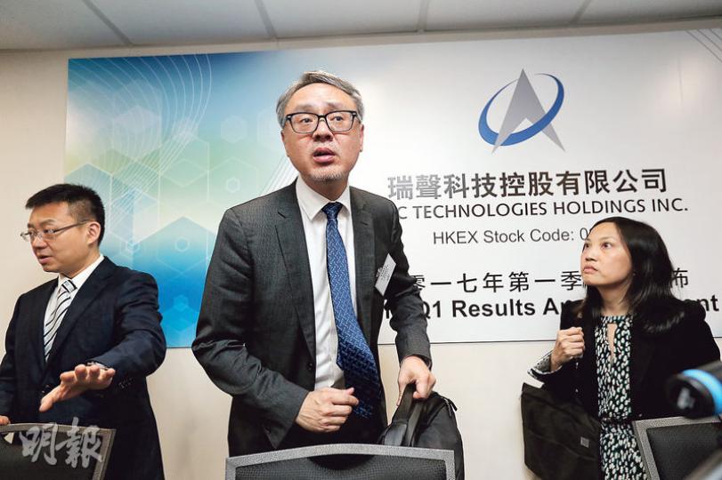 沽空機構「葛咸城研究」昨再狙擊瑞聲,指其透過關連公司低成本製造組件,營造上市公司高毛利率的假象;瑞聲昨日盤中急跌後停牌。圖中為瑞聲科技董事總經理莫祖權。(李紹昌攝) 沽空機構「葛咸城研究」昨再狙擊瑞聲,指其透過關連公司低成本製造組件,營造上市公司高毛利率的假象;瑞聲昨日盤中急跌後停牌。圖中為瑞聲科技董事總經理莫祖權。(李紹昌攝)