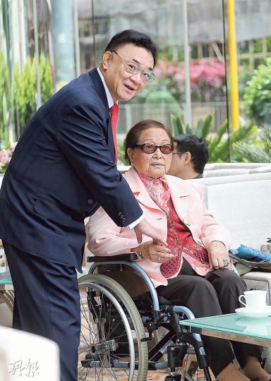 鷹君創辦人羅鷹石遺孀羅杜莉君(坐輪椅者)昨日現身富豪香港酒店大堂,與次女羅鴻鏇飲茶,羅旭瑞(站立者)隨即主動中斷傳媒訪問,與母親打招呼。羅杜莉君則稱自己在酒店「住得很開心,想去哪裏就去哪裏」。(郭慶輝攝) 鷹君創辦人羅鷹石遺孀羅杜莉君(坐輪椅者)昨日現身富豪香港酒店大堂,與次女羅鴻鏇飲茶,羅旭瑞(站立者)隨即主動中斷傳媒訪問,與母親打招呼。羅杜莉君則稱自己在酒店「住得很開心,想去哪裏就去哪裏」。(郭慶輝攝)