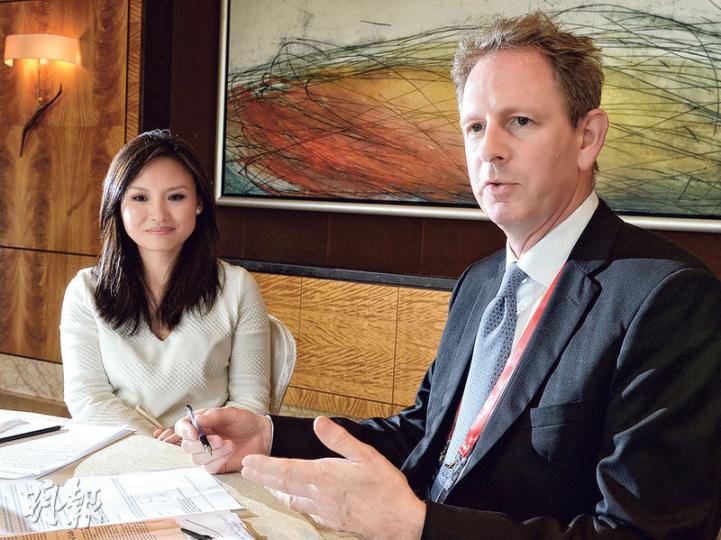 投資公司Radian Partners聯合創始人朱晉酈(左)稱,人工智能就如同10年前人們眼中的手機。瑞銀財富管理環球家族辦公室副主席Philip Higson(右)則認為,超高淨值的投資者將目光集中於具備人工智能商業化能力的科技巨擘。(劉焌陶攝) 投資公司Radian Partners聯合創始人朱晉酈(左)稱,人工智能就如同10年前人們眼中的手機。瑞銀財富管理環球家族辦公室副主席Philip Higson(右)則認為,超高淨值的投資者將目光集中於具備人工智能商業化能力的科技巨擘。(劉焌陶攝)