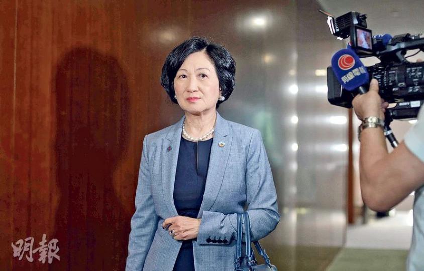 民主派計劃動議譴責UGL專責委員會副主席、民建聯周浩鼎。新民黨主席葉劉淑儀(圖)昨早接受電台訪問時,一度表示若動議譴責的字眼恰當,「可以考慮(支持)」。但葉太3小時後改口,表明反對,稱譴責是過度嚴苛,應給予周機會。(鍾林枝攝)捲入UGL調查委員會風波的民建聯周浩鼎(前排左),昨現身立法會會議為財政預算案投下贊成票,他昨在會議廳外面對傳媒追問,僅稱「無補充」。(馮凱鍵攝) 民主派計劃動議譴責UGL專責委員會副主席、民建聯周浩鼎。新民黨主席葉劉淑儀(圖)昨早接受電台訪問時,一度表示若動議譴責的字眼恰當,「可以考慮(支持)」。但葉太3小時後改口,表明反對,稱譴責是過度嚴苛,應給予周機會。(鍾林枝攝)捲入UGL調查委員會風波的民建聯周浩鼎(前排左),昨現身立法會會議為財政預算案投下贊成票,他昨在會議廳外面對傳媒追問,僅稱「無補充」。(馮凱鍵攝)