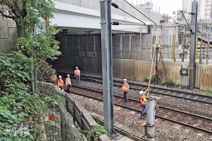 港鐵東鐵線昨午紅磡站與旺角東站之間有架空電纜斷裂,最終導致列車服務受阻約4.5小時。其間大批港鐵工程人員到紅磡站路軌(圖)檢查電纜,展開緊急維修。(曾憲宗攝)港鐵東鐵線昨有架空電纜故障,九龍塘站外設接駁巴士接載乘客往返紅磡站,秩序大致暢順。(曾憲宗攝) 港鐵東鐵線昨午紅磡站與旺角東站之間有架空電纜斷裂,最終導致列車服務受阻約4.5小時。其間大批港鐵工程人員到紅磡站路軌(圖)檢查電纜,展開緊急維修。(曾憲宗攝)港鐵東鐵線昨有架空電纜故障,九龍塘站外設接駁巴士接載乘客往返紅磡站,秩序大致暢順。(曾憲宗攝)