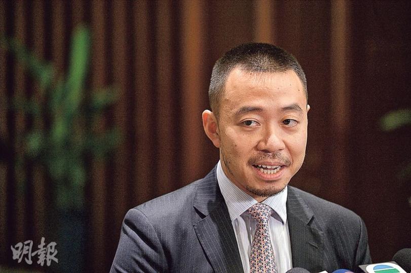 政制局副局長陳岳鵬噚日向傳媒交代,前日已向特首請辭,6月中會離開政府,因為6月底就要去美國修讀為期11個月嘅碩士課程。(鍾林枝攝) 政制局副局長陳岳鵬噚日向傳媒交代,前日已向特首請辭,6月中會離開政府,因為6月底就要去美國修讀為期11個月嘅碩士課程。(鍾林枝攝)