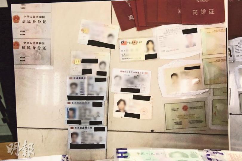 公安於內地搗破製造偽證件工場,除檢獲偽造本港身分證外,亦發現內地身分證、台灣身分證及回鄉卡等假證,不排除工場同時為多個地區及國家造假證。(伍浦鋒攝) 公安於內地搗破製造偽證件工場,除檢獲偽造本港身分證外,亦發現內地身分證、台灣身分證及回鄉卡等假證,不排除工場同時為多個地區及國家造假證。(伍浦鋒攝)