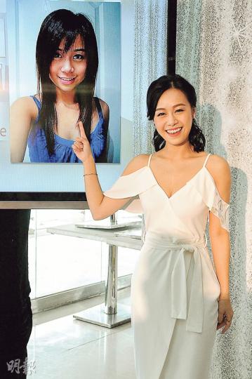 黃心穎重看自己18歲時的照片也被嚇親。(攝影﹕孫華中) 黃心穎重看自己18歲時的照片也被嚇親。(攝影﹕孫華中)