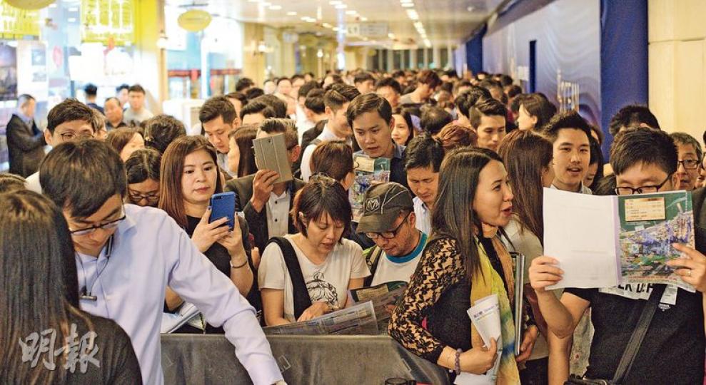 長實荃灣海之戀昨開放示範單位,不少代理及準買家前往尖沙嘴港景匯的售樓處參觀,市場消息指,項目首日收約1000票,較首批216伙超額認購逾3倍。(楊柏賢攝) 長實荃灣海之戀昨開放示範單位,不少代理及準買家前往尖沙嘴港景匯的售樓處參觀,市場消息指,項目首日收約1000票,較首批216伙超額認購逾3倍。(楊柏賢攝)
