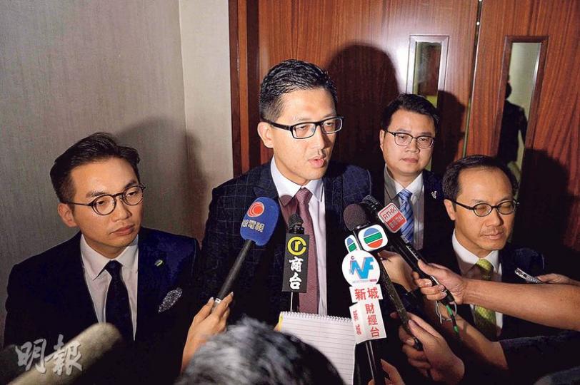 UGL專責委員會的4名泛民委員昨晚會議後見記者。民主黨林卓廷(左二)稱他們曾要求公開會議,最終票數不足,對仍要閉門感遺憾。被特首梁振英質疑不適合任委員的梁繼昌(右一)強調自己仍是委員。(鍾林枝攝)UGL專責委員會主席謝偉俊(中)與委員容海恩(左)和梁美芬(右)在會議後見記者。謝表示,會上未有足夠時間討論梁繼昌是否適合當委員,需在下次閉門會議再討論。(鍾林枝攝) UGL專責委員會的4名泛民委員昨晚會議後見記者。民主黨林卓廷(左二)稱他們曾要求公開會議,最終票數不足,對仍要閉門感遺憾。被特首梁振英質疑不適合任委員的梁繼昌(右一)強調自己仍是委員。(鍾林枝攝)UGL專責委員會主席謝偉俊(中)與委員容海恩(左)和梁美芬(右)在會議後見記者。謝表示,會上未有足夠時間討論梁繼昌是否適合當委員,需在下次閉門會議再討論。(鍾林枝攝)