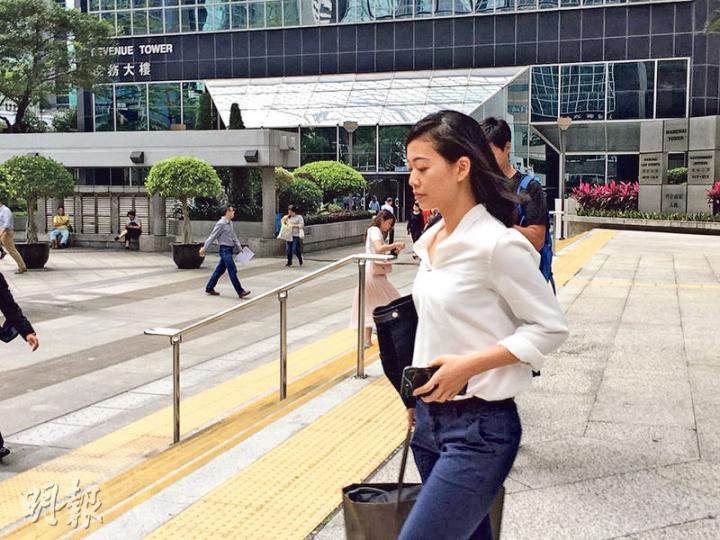 圖為案發當日的臨時羈留中心值日官、署任總督察陳頴儀。(曾駿豪攝) 圖為案發當日的臨時羈留中心值日官、署任總督察陳頴儀。(曾駿豪攝)