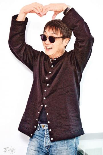 劉松仁也跟上潮流,學韓星做心心手勢。(攝影﹕梁通楠) 劉松仁也跟上潮流,學韓星做心心手勢。(攝影﹕梁通楠)