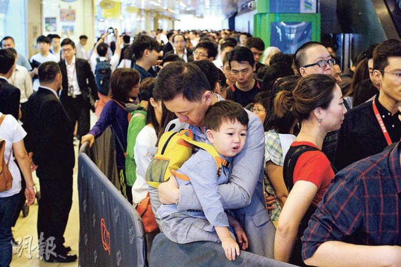 金管局出招後,位於佐敦港景匯商場的海之戀售樓處迫滿人潮,據悉,項目過去兩日共收逾4600票,發展商昨加推280伙應市。(攝影:楊柏賢) 金管局出招後,位於佐敦港景匯商場的海之戀售樓處迫滿人潮,據悉,項目過去兩日共收逾4600票,發展商昨加推280伙應市。(攝影:楊柏賢)