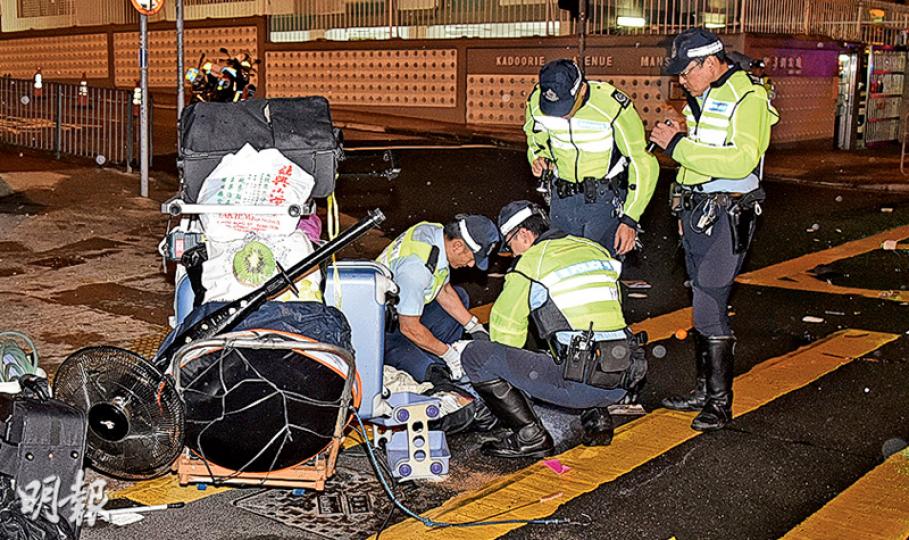 太子道西及嘉道理道交界昨深宵4時許發生奪命車禍,一輛的士駛至路口時撞倒正推着手推車過馬路的60歲拾荒漢雷耀棠,司機其後不顧而去,一名男途人報警,雷送院後不治,警方意外後在現場調查。(蔡方山攝)60歲死者雷耀棠(圖)被送往廣華醫院時已陷入昏迷,經搶救證實不治。(蔡方山攝)意外後,肇事司機未有留在意外現場及報警,附近目擊者報警及提供消息。(蔡方山攝) 太子道西及嘉道理道交界昨深宵4時許發生奪命車禍,一輛的士駛至路口時撞倒正推着手推車過馬路的60歲拾荒漢雷耀棠,司機其後不顧而去,一名男途人報警,雷送院後不治,警方意外後在現場調查。(蔡方山攝)60歲死者雷耀棠(圖)被送往廣華醫院時已陷入昏迷,經搶救證實不治。(蔡方山攝)意外後,肇事司機未有留在意外現場及報警,附近目擊者報警及提供消息。(蔡方山攝)