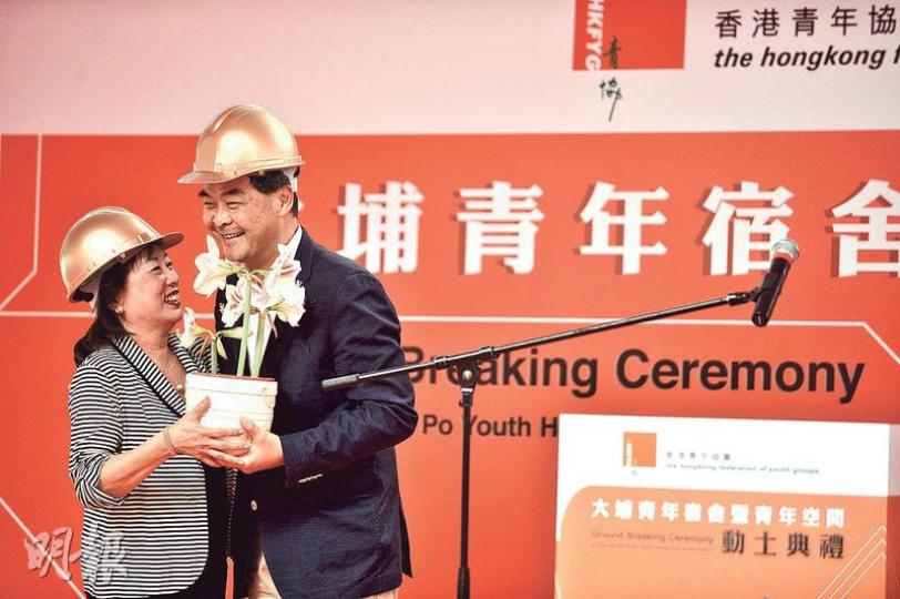 青協大埔青年宿舍暨青年空間昨日動工,特首梁振英(右)及青協總幹事王䓪鳴(左)主持動土禮,梁送上自己親手種的朱頂蘭花,祝願王退休生活愉快。昨有報道指王將退休,不過她未親口證實。(馮凱鍵攝) 青協大埔青年宿舍暨青年空間昨日動工,特首梁振英(右)及青協總幹事王䓪鳴(左)主持動土禮,梁送上自己親手種的朱頂蘭花,祝願王退休生活愉快。昨有報道指王將退休,不過她未親口證實。(馮凱鍵攝)