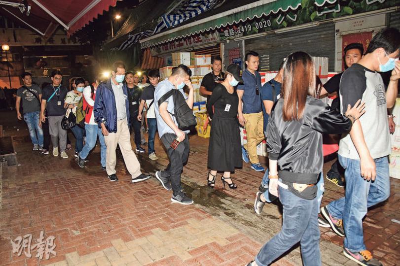 警方在荃灣搗破地下竹館,拘捕18男女,全部帶署扣查。(蔡方山攝) 警方在荃灣搗破地下竹館,拘捕18男女,全部帶署扣查。(蔡方山攝)