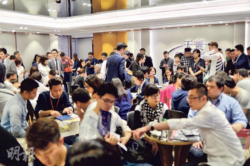 建灝啟德新盤天寰,估計過去兩日收逾1000張入票及逾1萬人睇樓,市場反應不俗,估計發展商日內隨時公布加推。(馮凱鍵攝) 建灝啟德新盤天寰,估計過去兩日收逾1000張入票及逾1萬人睇樓,市場反應不俗,估計發展商日內隨時公布加推。(馮凱鍵攝)