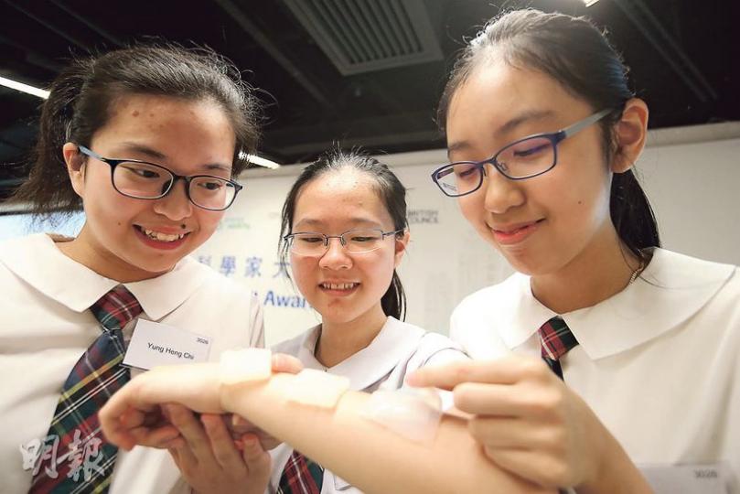 在羅氏少年科學家大獎中,憑人工皮敷料奪冠的聖保祿學校隊伍,成員容幸之(左起) 、黃安恩及林芷彤表示,由研究至完成製品花近一年,其間不斷調整敷料厚度及黏度等。(曾憲宗攝) 在羅氏少年科學家大獎中,憑人工皮敷料奪冠的聖保祿學校隊伍,成員容幸之(左起) 、黃安恩及林芷彤表示,由研究至完成製品花近一年,其間不斷調整敷料厚度及黏度等。(曾憲宗攝)