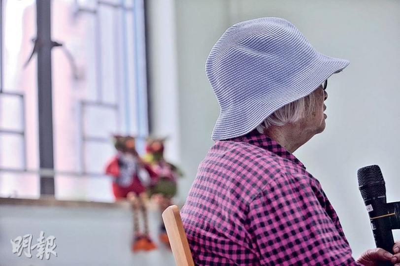 74歲宋婆婆(圖)去年因覺得被兒子一家孤立,且無法忍受他們的生活習慣,要求兒子一家遷出,「攤牌」時與兒子及媳婦發生衝突。她報警求助後曾暫住向晴軒一個月,事發至今已沒有再與該兒子聯絡。(馮凱鍵攝) 74歲宋婆婆(圖)去年因覺得被兒子一家孤立,且無法忍受他們的生活習慣,要求兒子一家遷出,「攤牌」時與兒子及媳婦發生衝突。她報警求助後曾暫住向晴軒一個月,事發至今已沒有再與該兒子聯絡。(馮凱鍵攝)