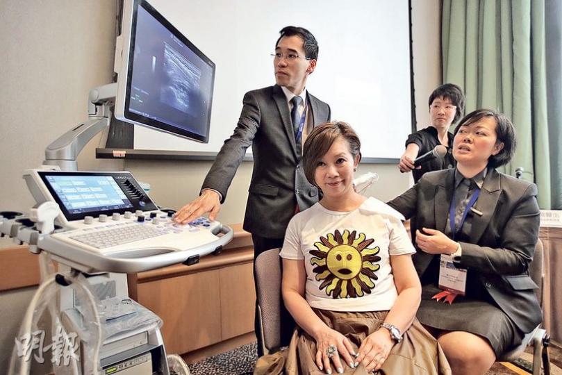 國際肌肉骨骼疼痛協會主席、麻醉科醫生李靜芬(右一)表示,使用超聲波動態造影,可檢視病人的肌肉、筋膜等活動時的狀况,有助斷症。(曾憲宗攝) 國際肌肉骨骼疼痛協會主席、麻醉科醫生李靜芬(右一)表示,使用超聲波動態造影,可檢視病人的肌肉、筋膜等活動時的狀况,有助斷症。(曾憲宗攝)